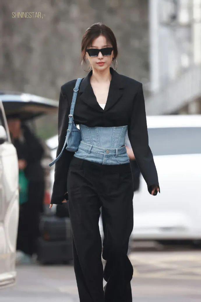 在横店走秀的虞书欣是现实版千颂伊吧！