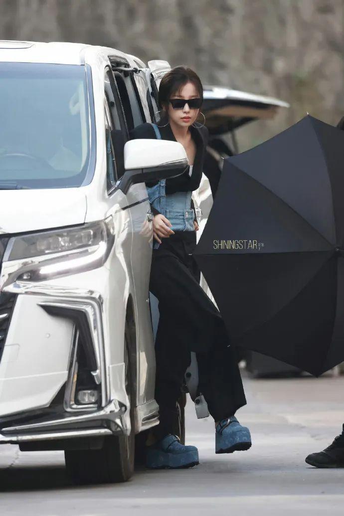 在横店走秀的虞书欣是现实版千颂伊吧！