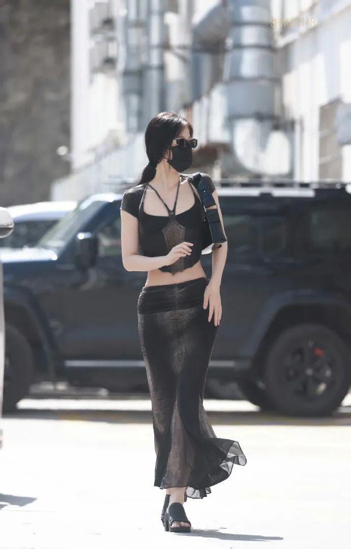 在横店走秀的虞书欣是现实版千颂伊吧！