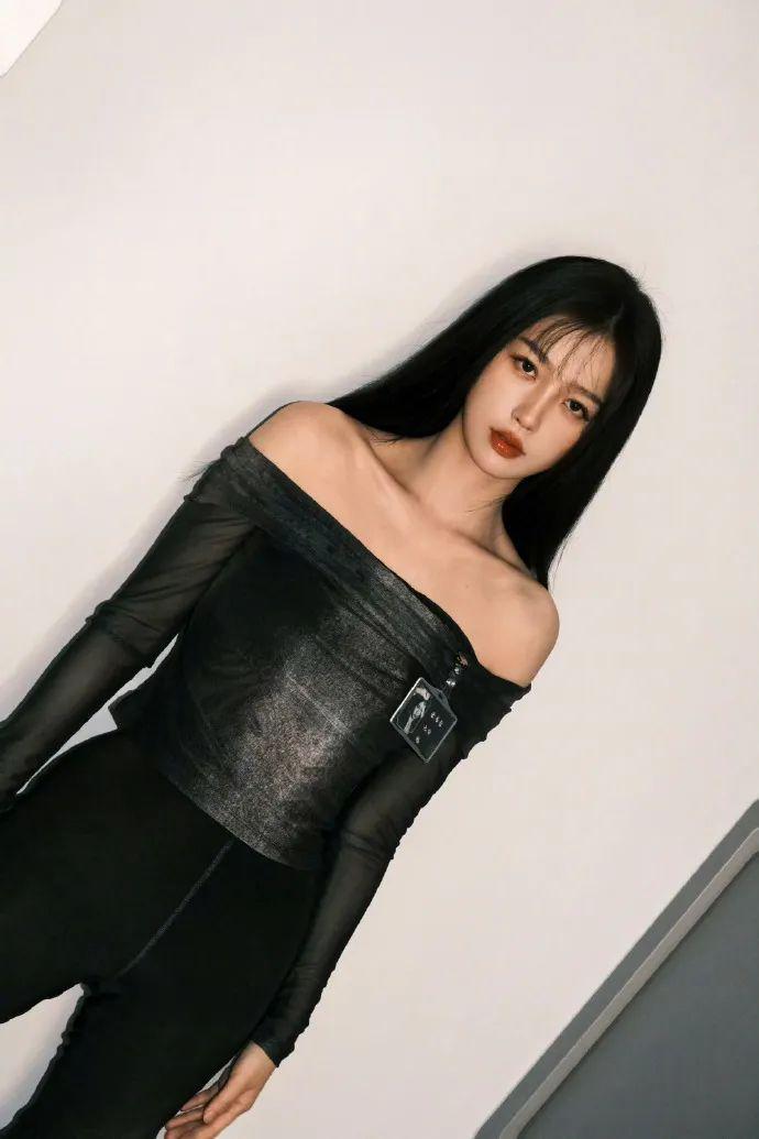 在横店走秀的虞书欣是现实版千颂伊吧！