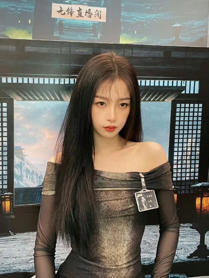 在横店走秀的虞书欣是现实版千颂伊吧！