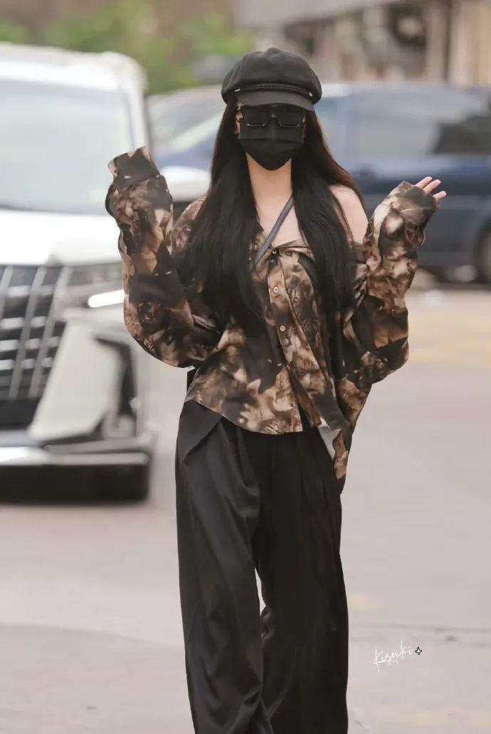 在横店走秀的虞书欣是现实版千颂伊吧！