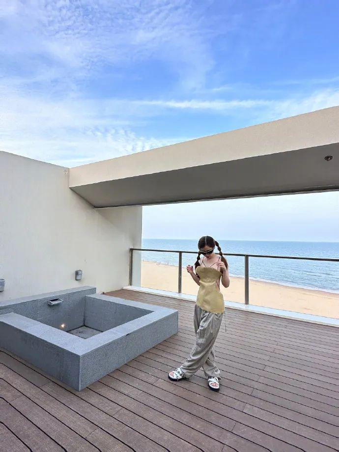 在横店走秀的虞书欣是现实版千颂伊吧！