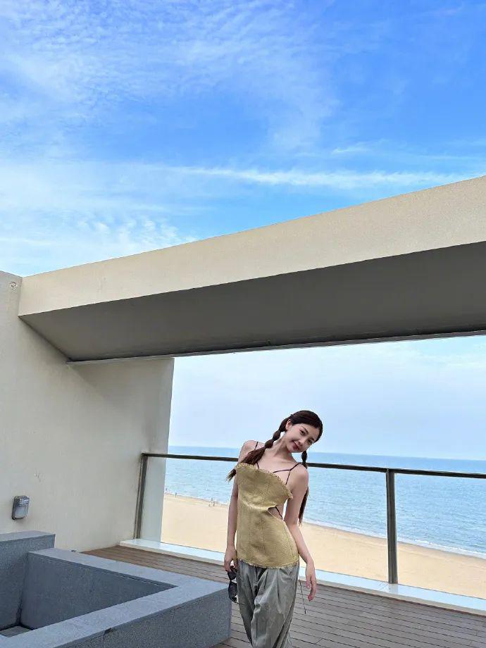 在横店走秀的虞书欣是现实版千颂伊吧！