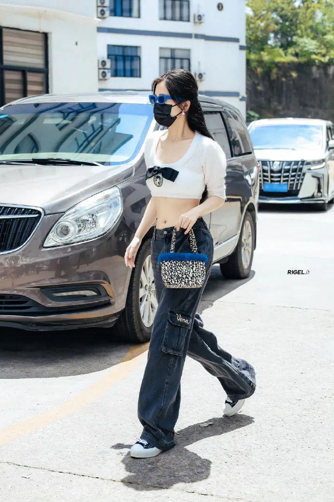 在横店走秀的虞书欣是现实版千颂伊吧！