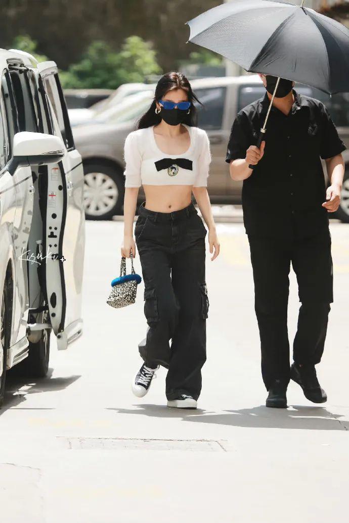 在横店走秀的虞书欣是现实版千颂伊吧！