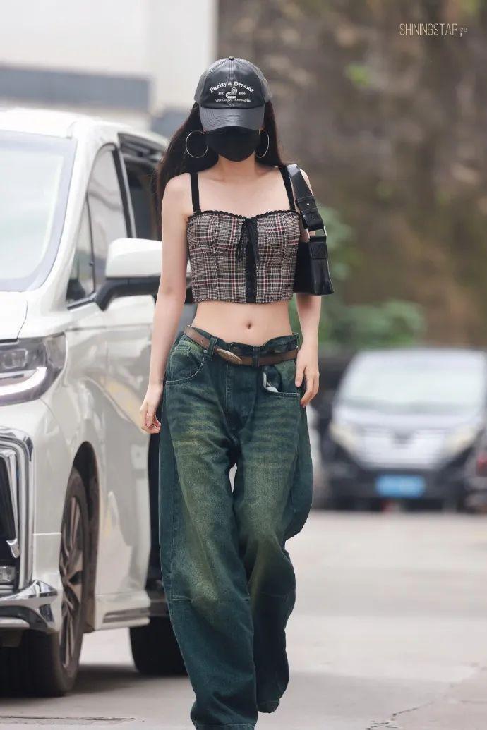 在横店走秀的虞书欣是现实版千颂伊吧！