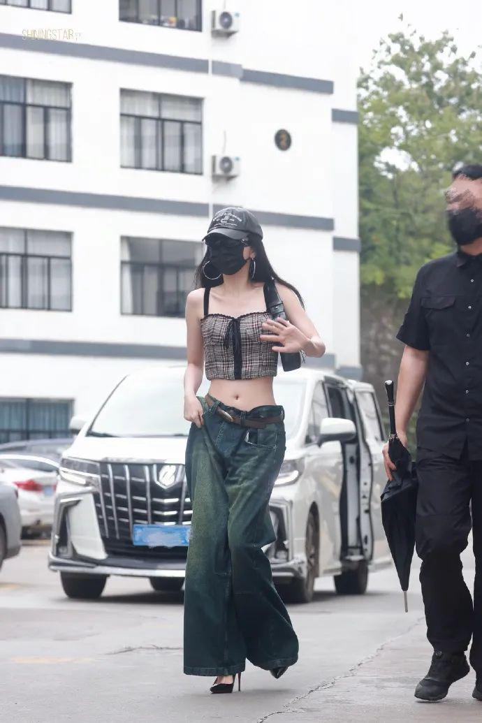 在横店走秀的虞书欣是现实版千颂伊吧！