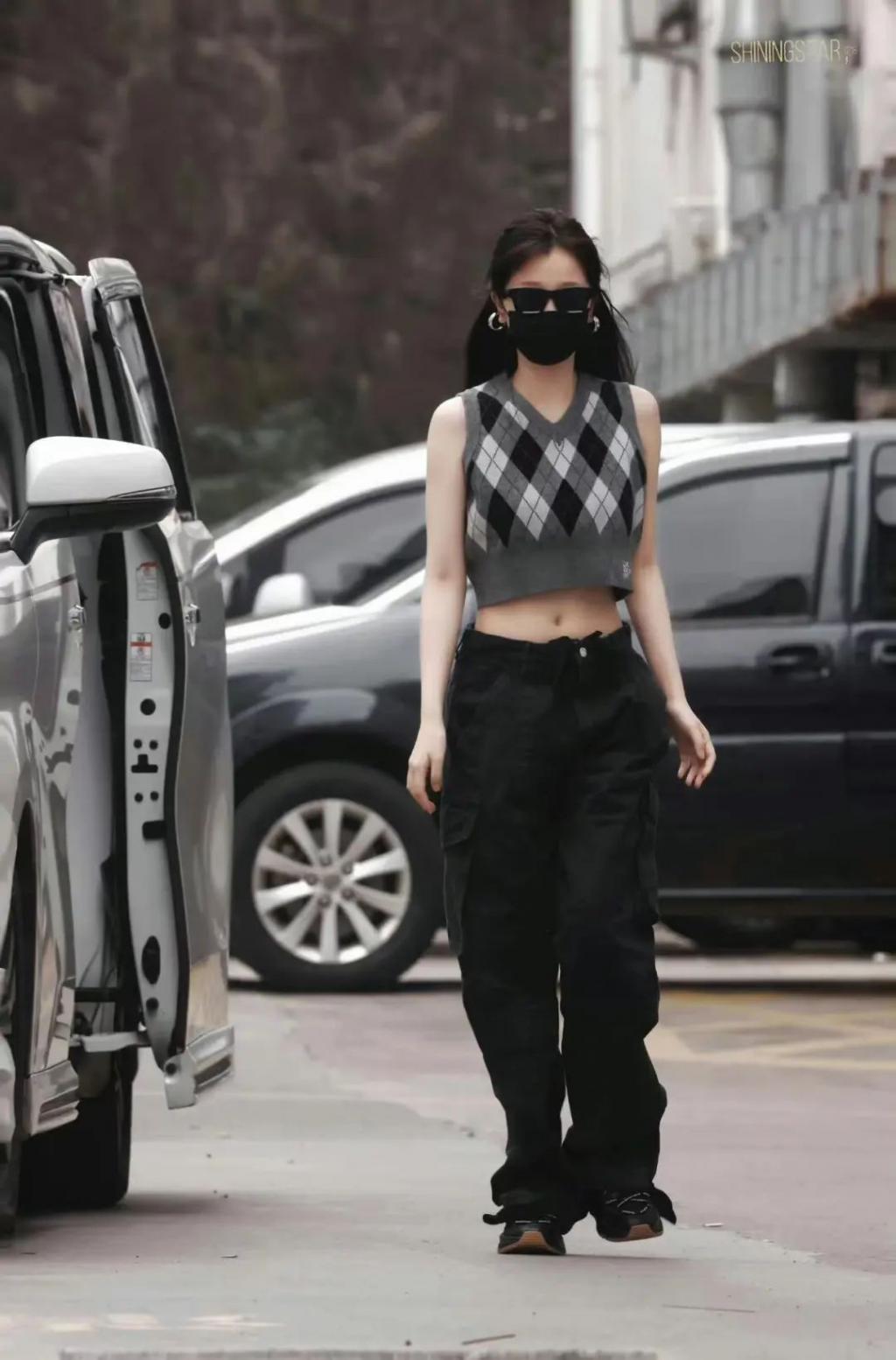 在横店走秀的虞书欣是现实版千颂伊吧！