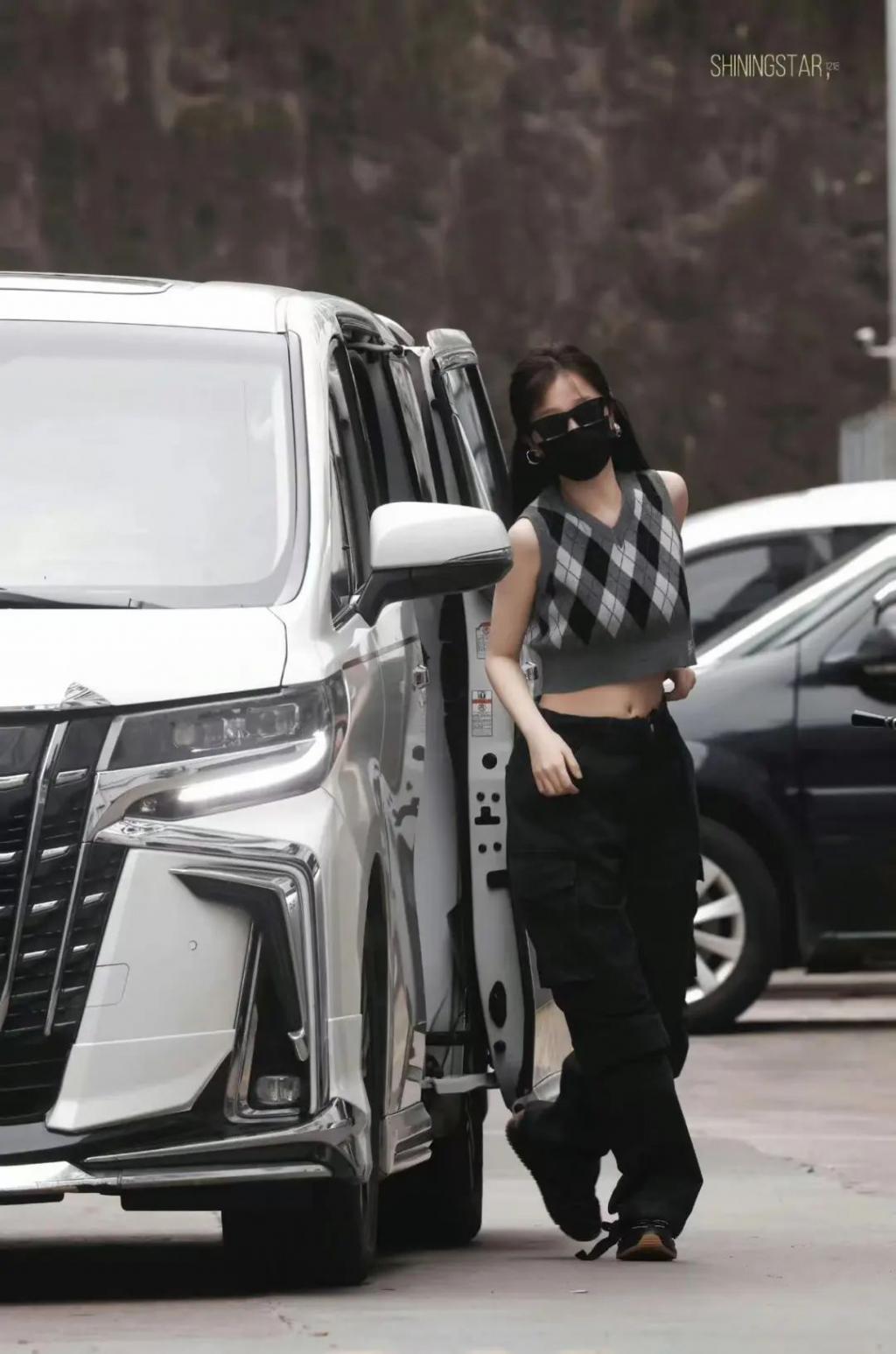 在横店走秀的虞书欣是现实版千颂伊吧！