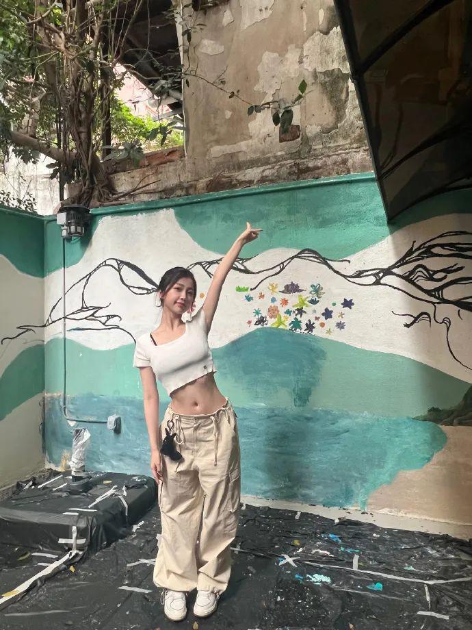 在横店走秀的虞书欣是现实版千颂伊吧！