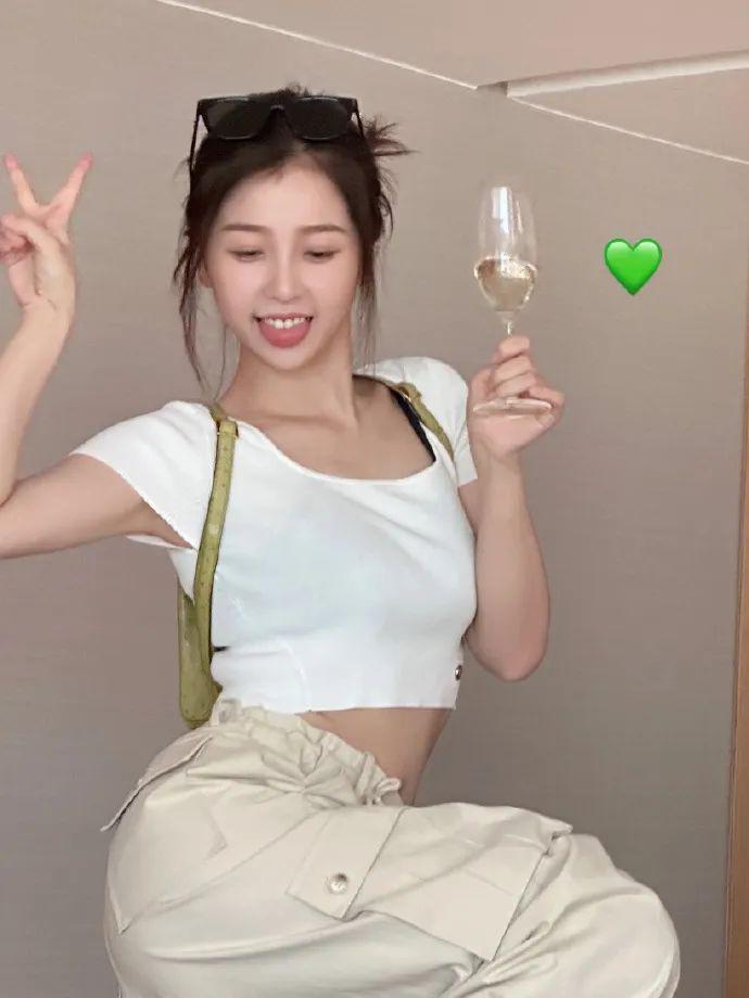 在横店走秀的虞书欣是现实版千颂伊吧！