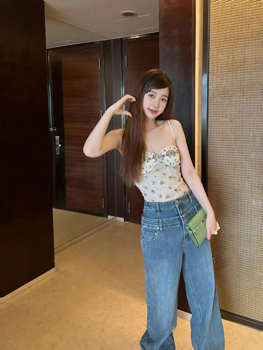 在横店走秀的虞书欣是现实版千颂伊吧！