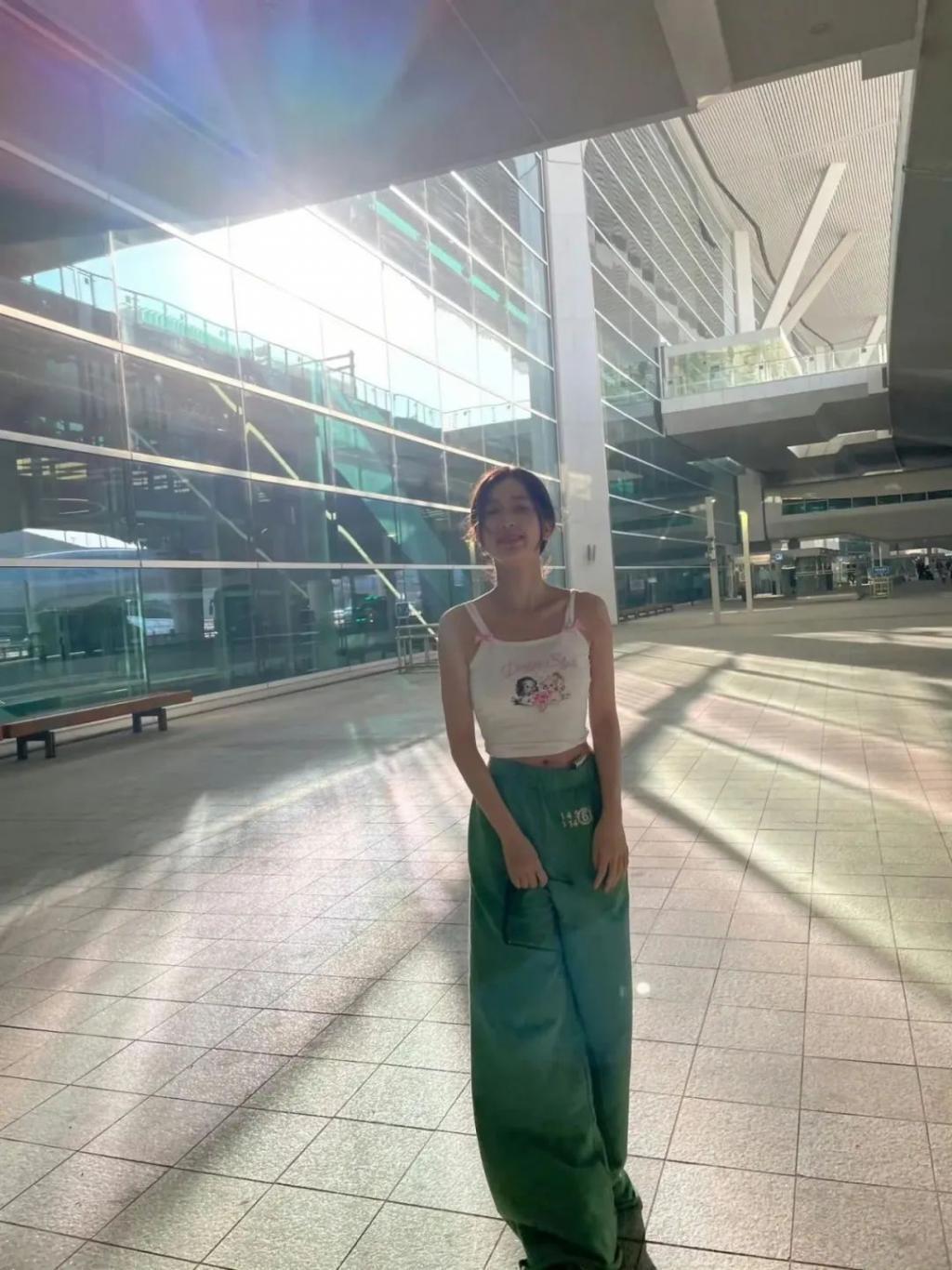 在横店走秀的虞书欣是现实版千颂伊吧！