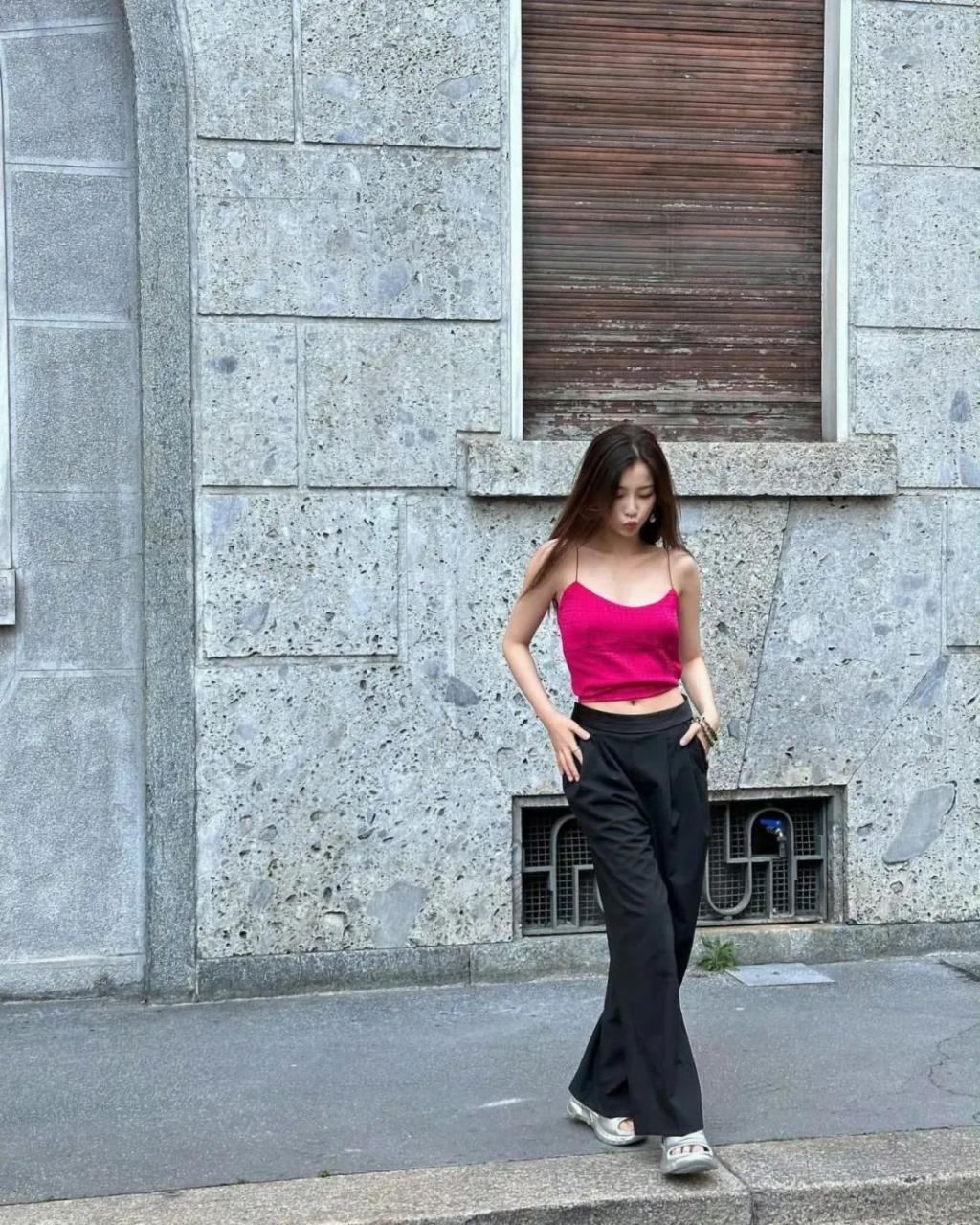 在横店走秀的虞书欣是现实版千颂伊吧！