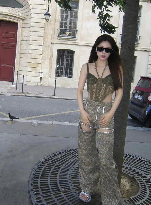 在横店走秀的虞书欣是现实版千颂伊吧！