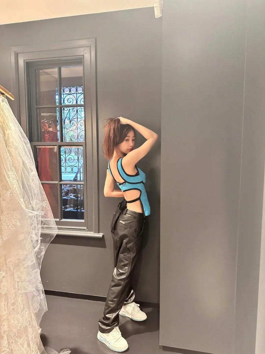 在横店走秀的虞书欣是现实版千颂伊吧！