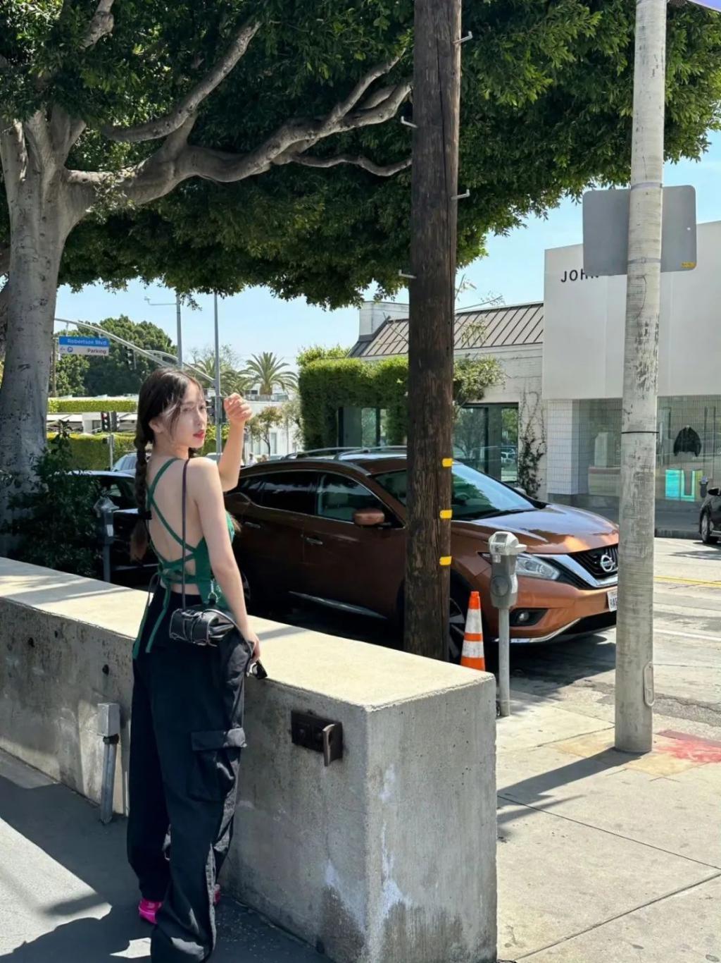 在横店走秀的虞书欣是现实版千颂伊吧！