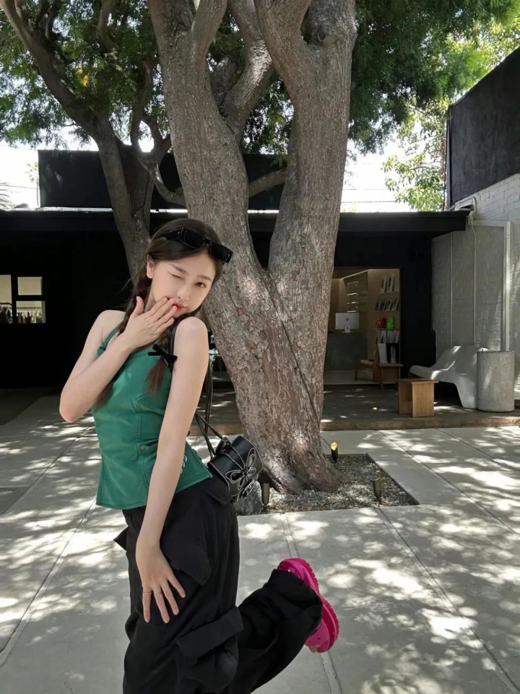 在横店走秀的虞书欣是现实版千颂伊吧！