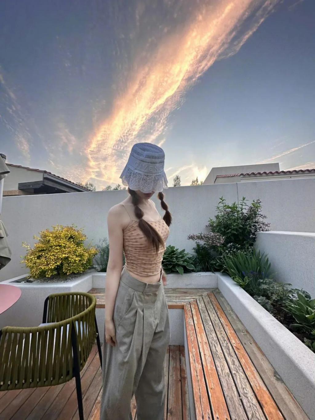 在横店走秀的虞书欣是现实版千颂伊吧！