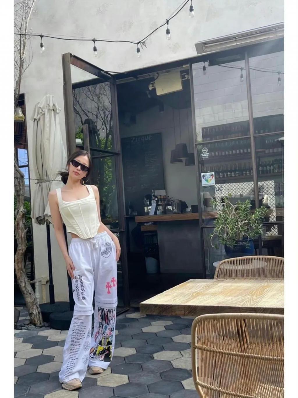 在横店走秀的虞书欣是现实版千颂伊吧！