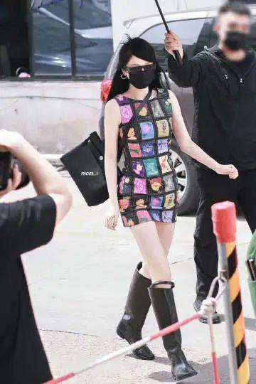 在横店走秀的虞书欣是现实版千颂伊吧！