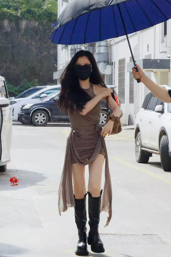 在横店走秀的虞书欣是现实版千颂伊吧！