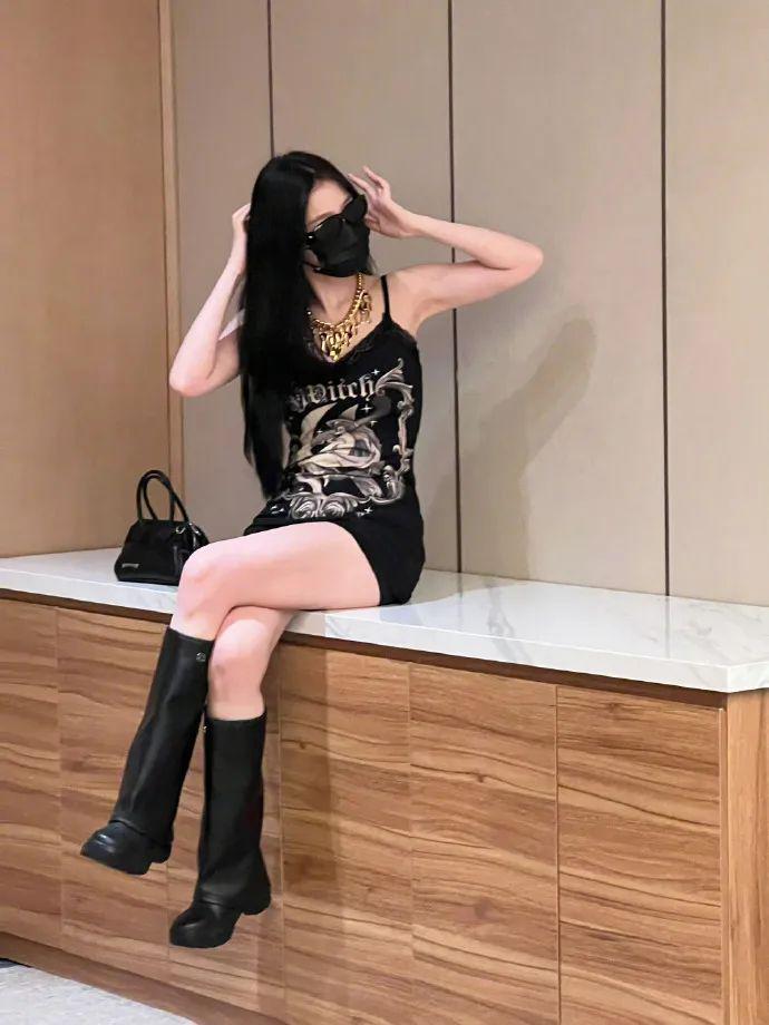 在横店走秀的虞书欣是现实版千颂伊吧！