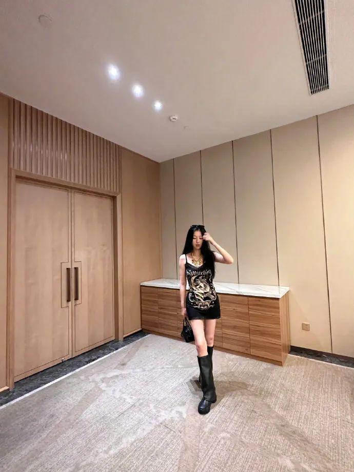 在横店走秀的虞书欣是现实版千颂伊吧！