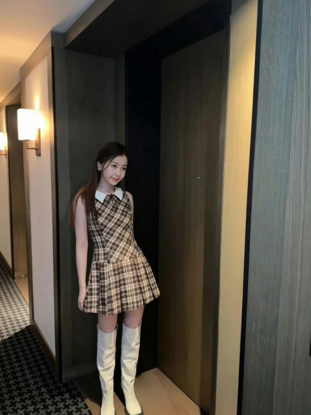 在横店走秀的虞书欣是现实版千颂伊吧！