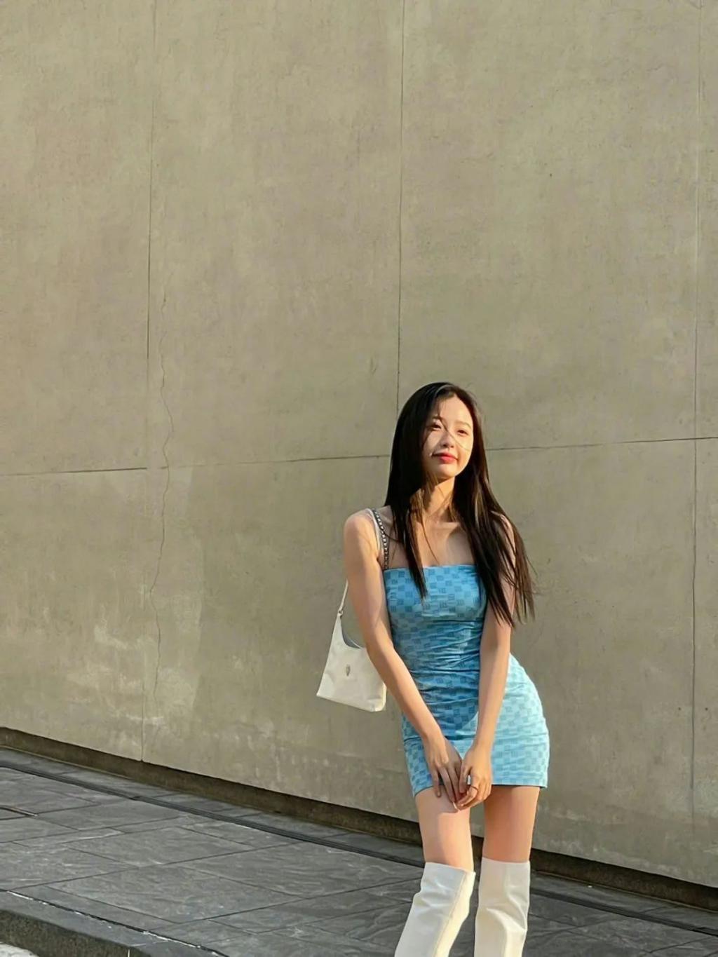 在横店走秀的虞书欣是现实版千颂伊吧！