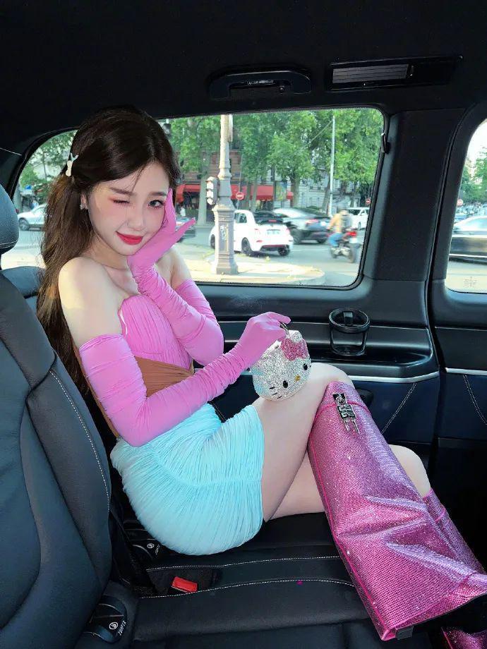 在横店走秀的虞书欣是现实版千颂伊吧！