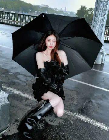 在横店走秀的虞书欣是现实版千颂伊吧！