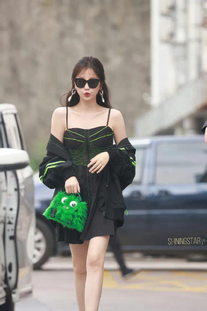 在横店走秀的虞书欣是现实版千颂伊吧！