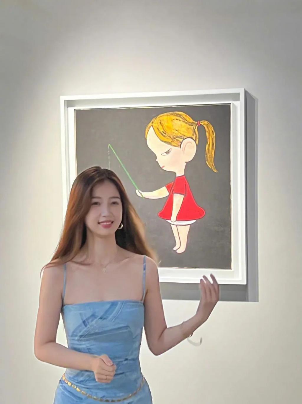 在横店走秀的虞书欣是现实版千颂伊吧！