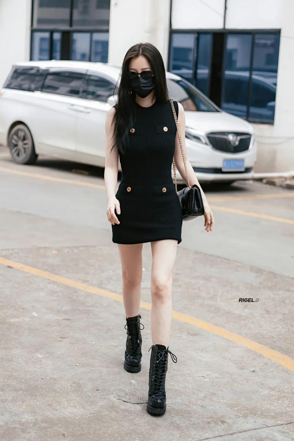 在横店走秀的虞书欣是现实版千颂伊吧！