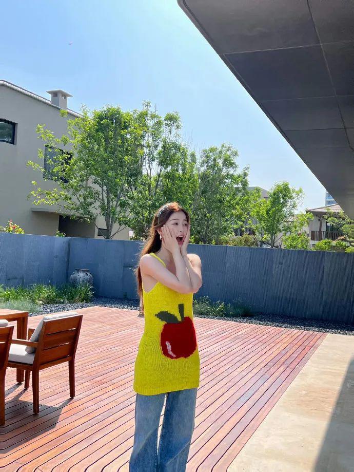 在横店走秀的虞书欣是现实版千颂伊吧！