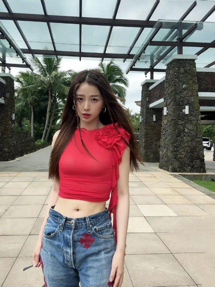 在横店走秀的虞书欣是现实版千颂伊吧！