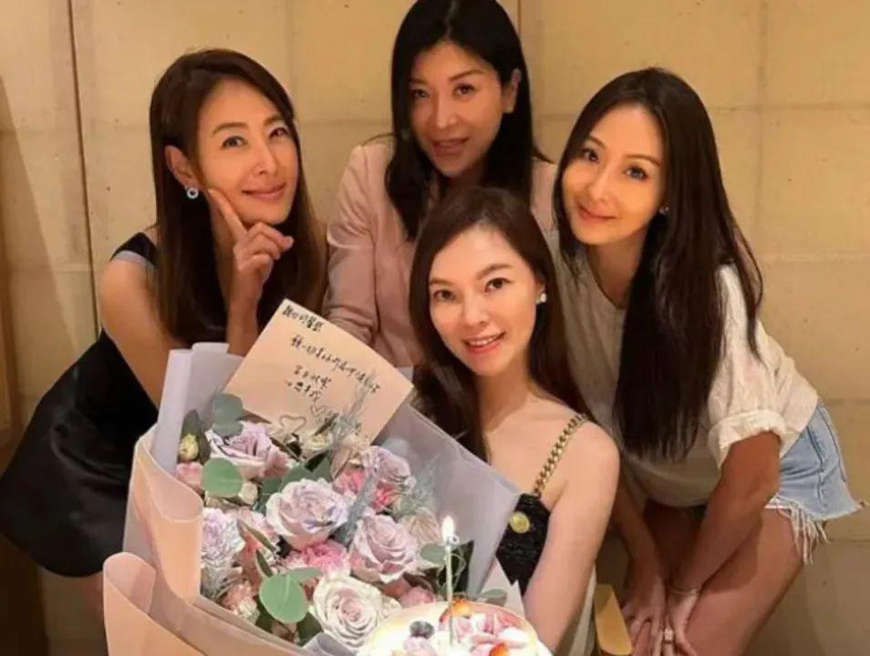 6年生3胎高调嫁首富，这小舞女好手段！
