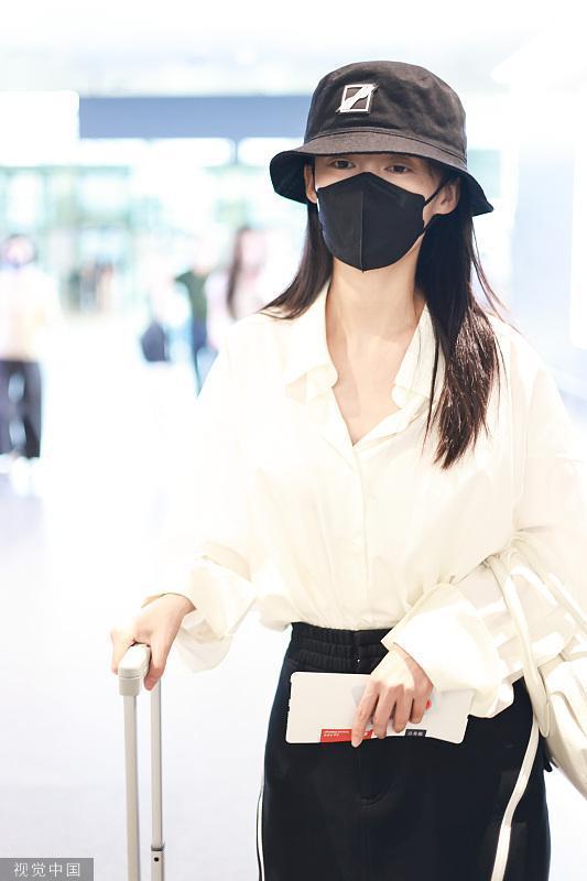 李沁身穿白色衬衫搭配黑色长裙现身 低调简约轻时尚
