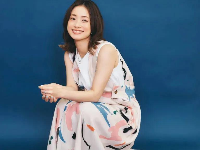 从“国民人妻”到“不伦恋第三者”，38岁日本女星连生3娃