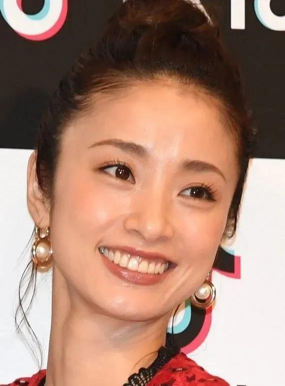 从“国民人妻”到“不伦恋第三者”，38岁日本女星连生3娃