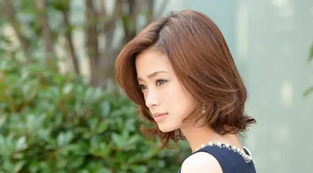 从“国民人妻”到“不伦恋第三者”，38岁日本女星连生3娃