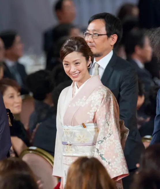 从“国民人妻”到“不伦恋第三者”，38岁日本女星连生3娃