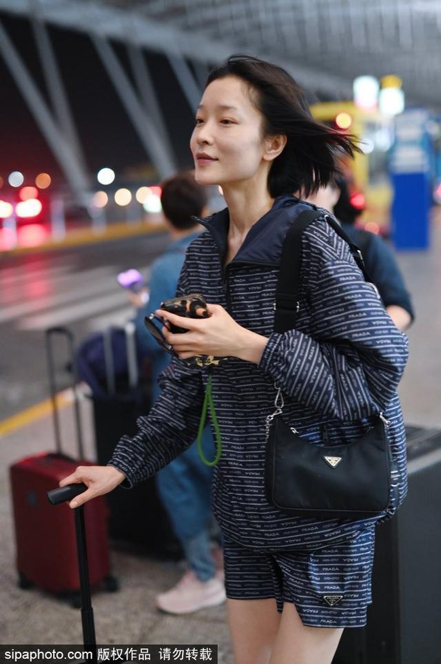 时髦亮眼！杜鹃一身休闲潮装踩黑色长靴出发米兰时装周