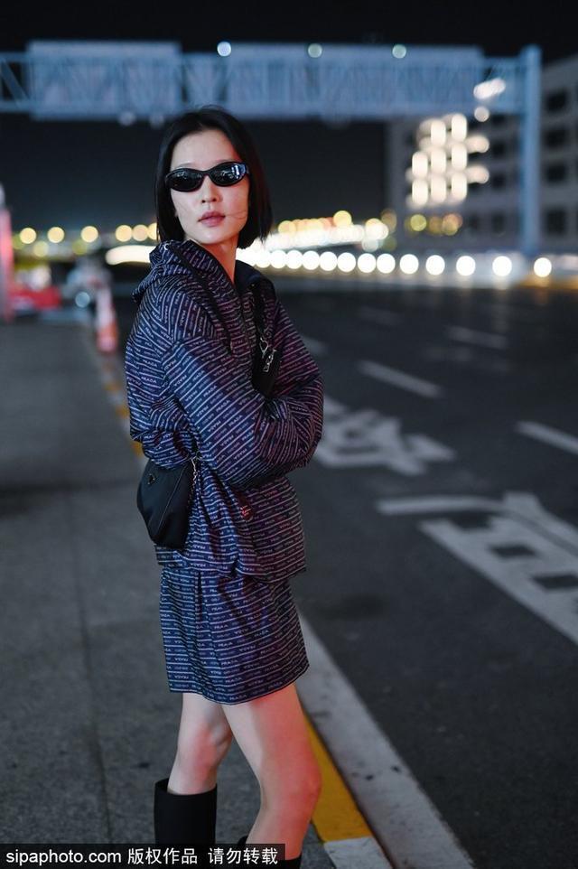 时髦亮眼！杜鹃一身休闲潮装踩黑色长靴出发米兰时装周