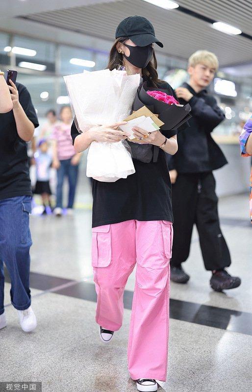 娜扎穿黑色休闲T现身黄花机场 手捧花束引粉丝热情跟拍