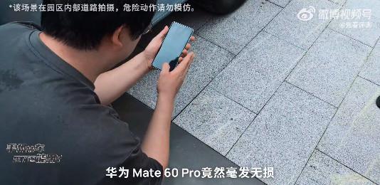 华为Mate60 Pro暴力测试 压路机碾压 手枪射击 顶得住？