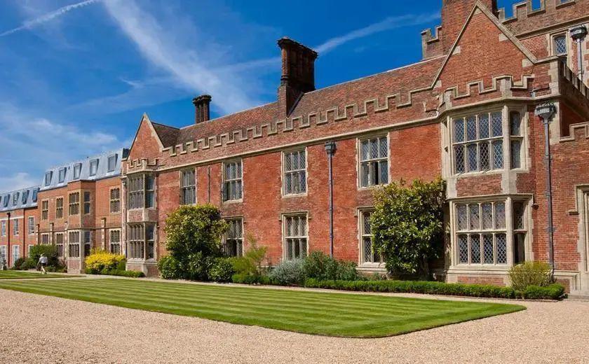 她变成这样，还真不是有钱就行…