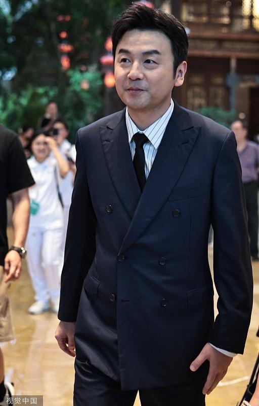 雷佳音张颂文等出发金熊猫盛典 风格迥异各具特色